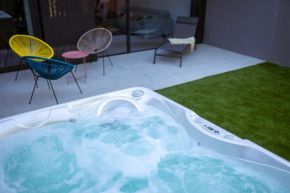 Casa de Nero - Premium House with Jacuzzi Next to Golf Course, Caleta De Vélez